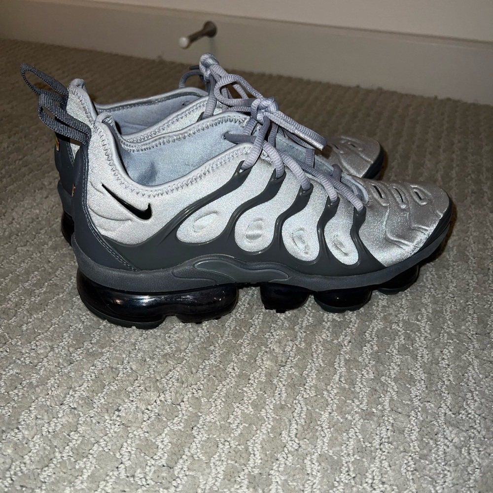 nike vapormax plus gray